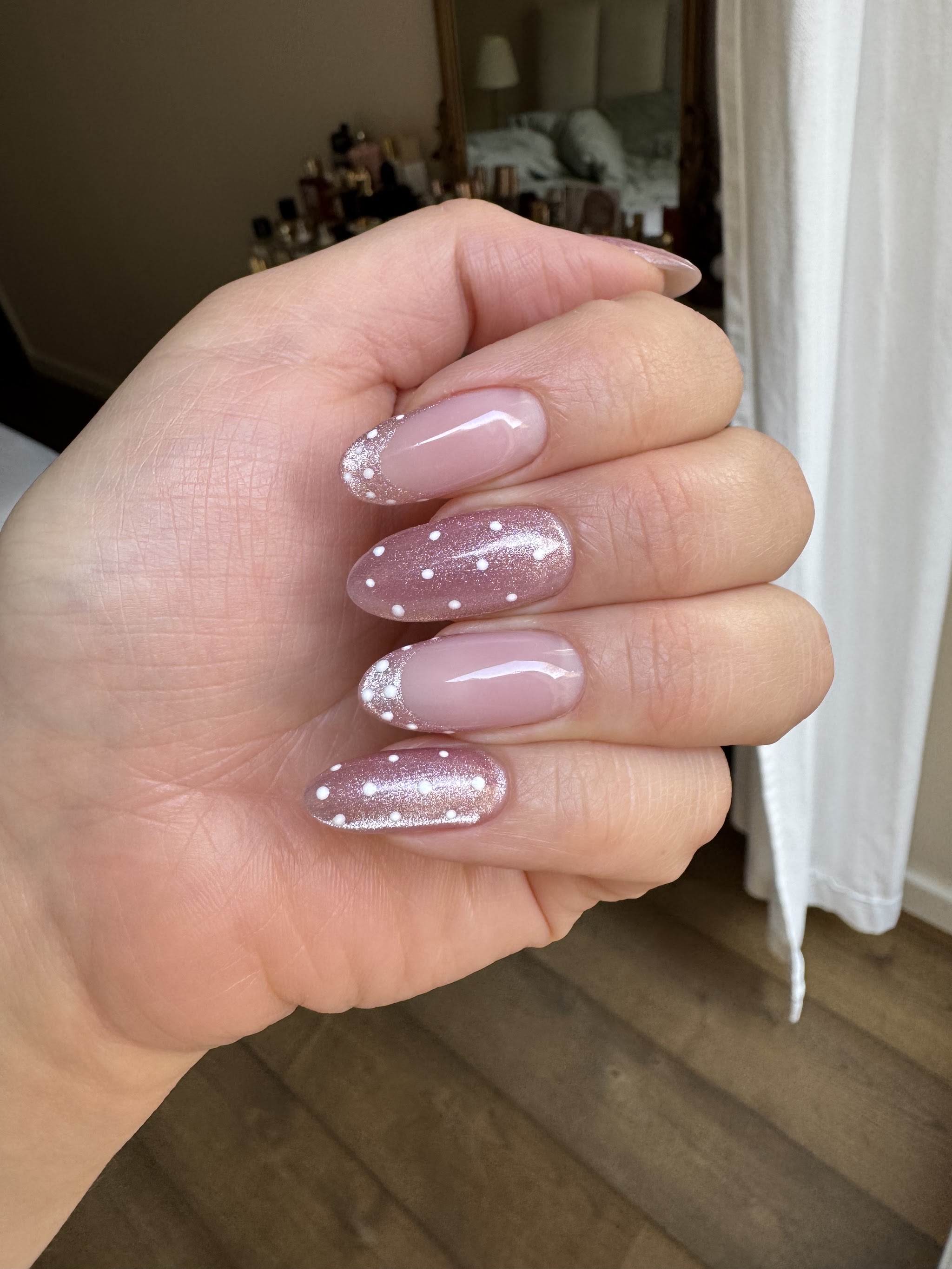 Lange nude nagels met witte stipjes en glitter