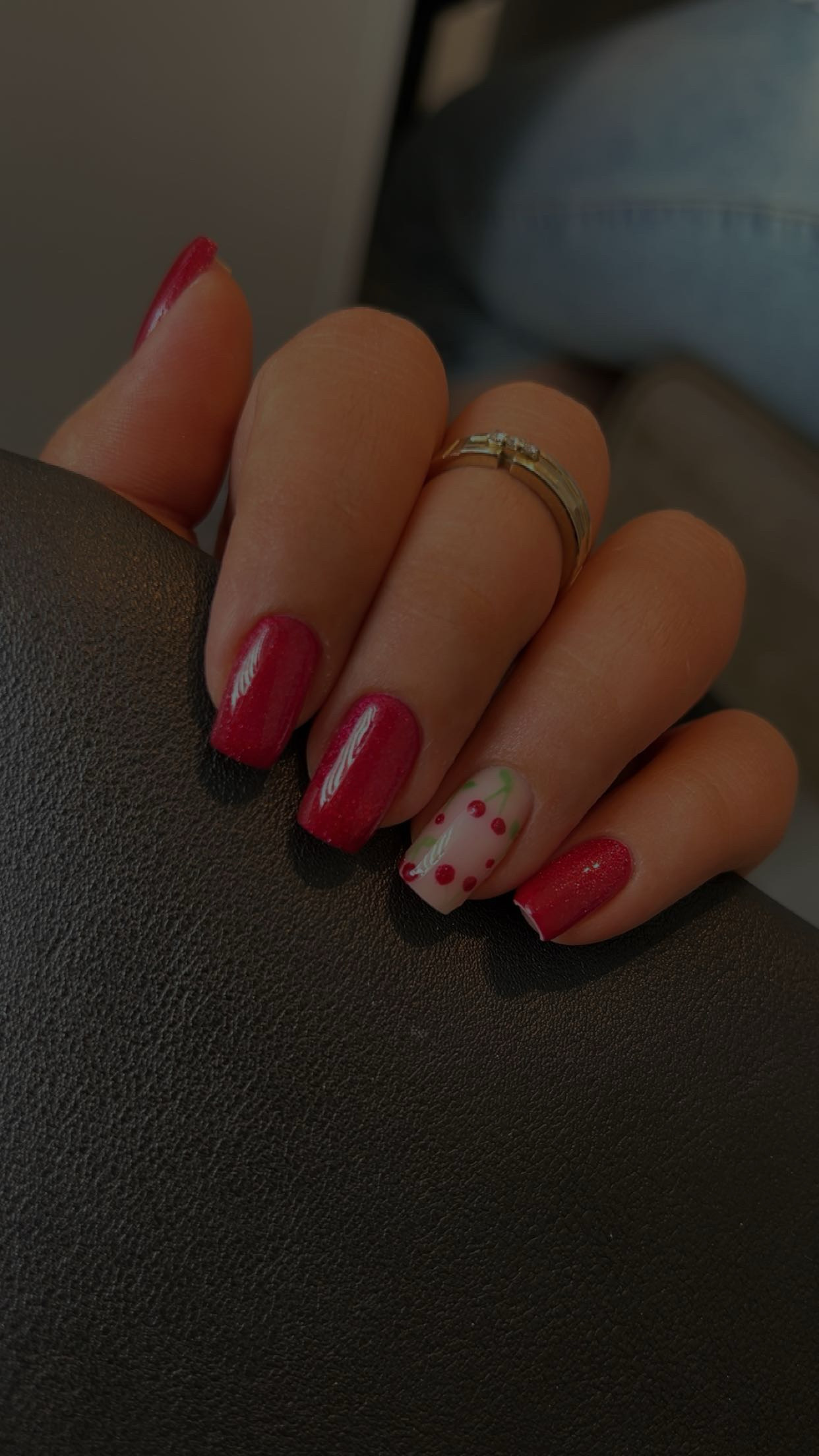 Rode nagels met een hartje als accent